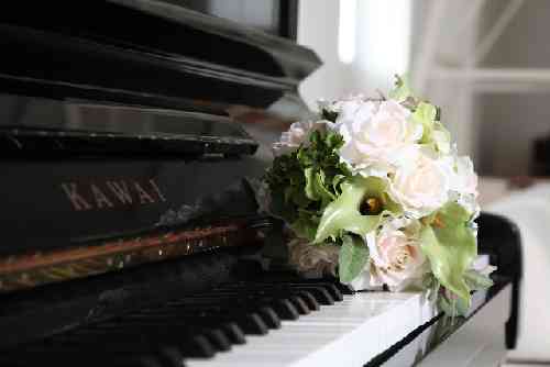ピアノと花束