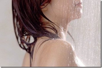 コスメトリートメントシャワーを浴びる少女