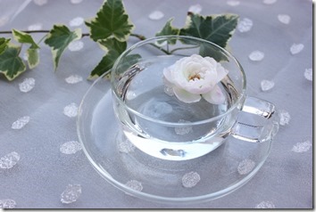 透明なカップに白い花