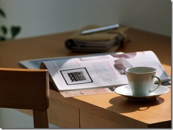 雑誌とコーヒーカップ