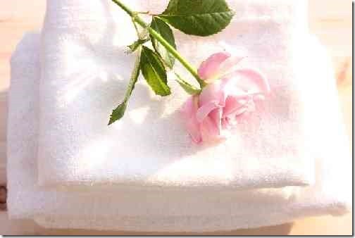 白いタオルとピンクの薔薇